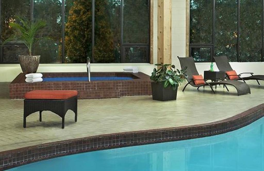 Hotel Travelodge By Wyndham Lasalle Kingston