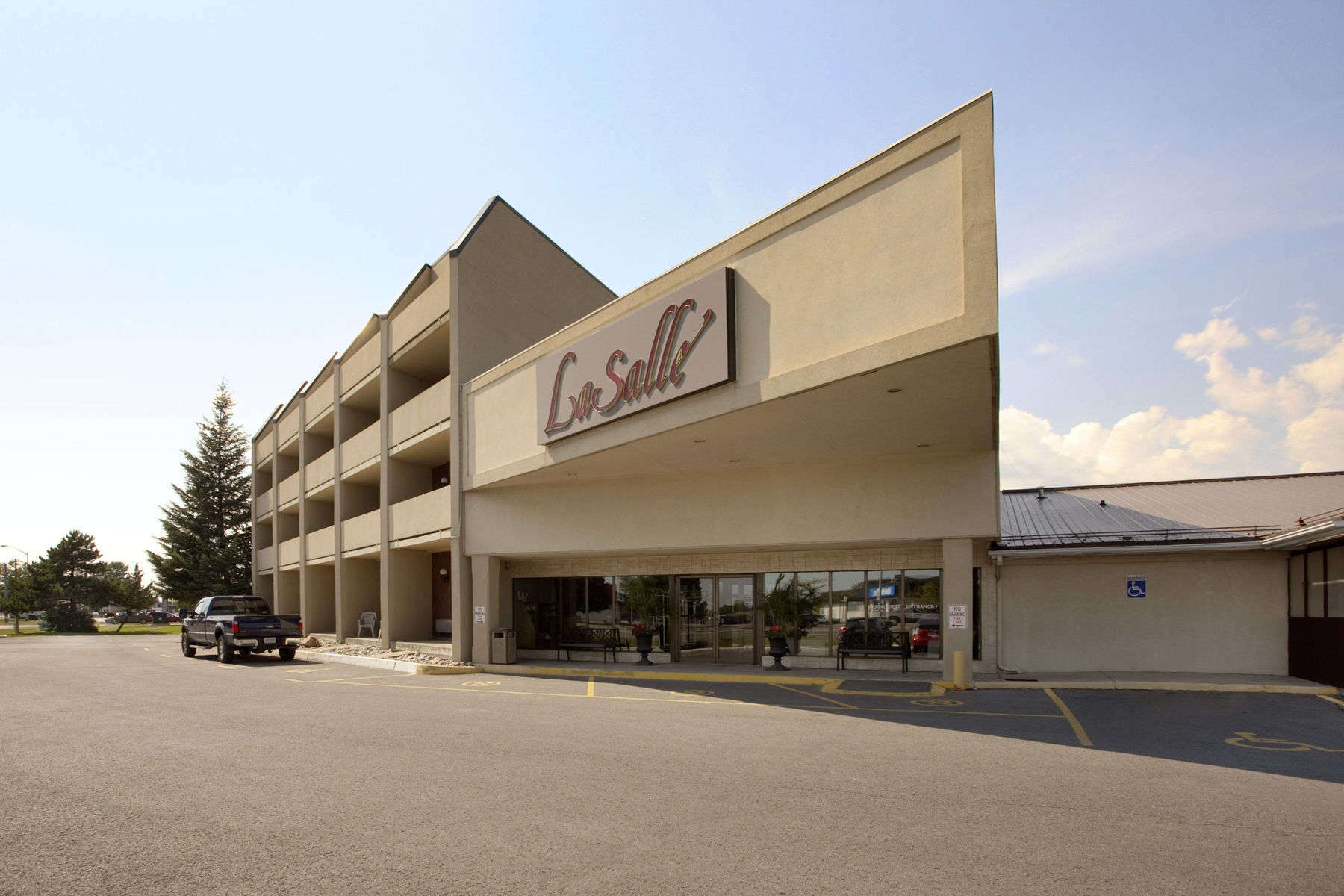 Travelodge By Wyndham Lasalle 3* Kingston