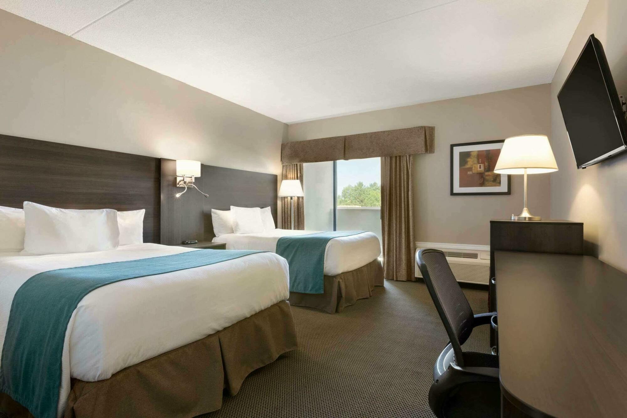 Travelodge By Wyndham Lasalle 3* Kingston