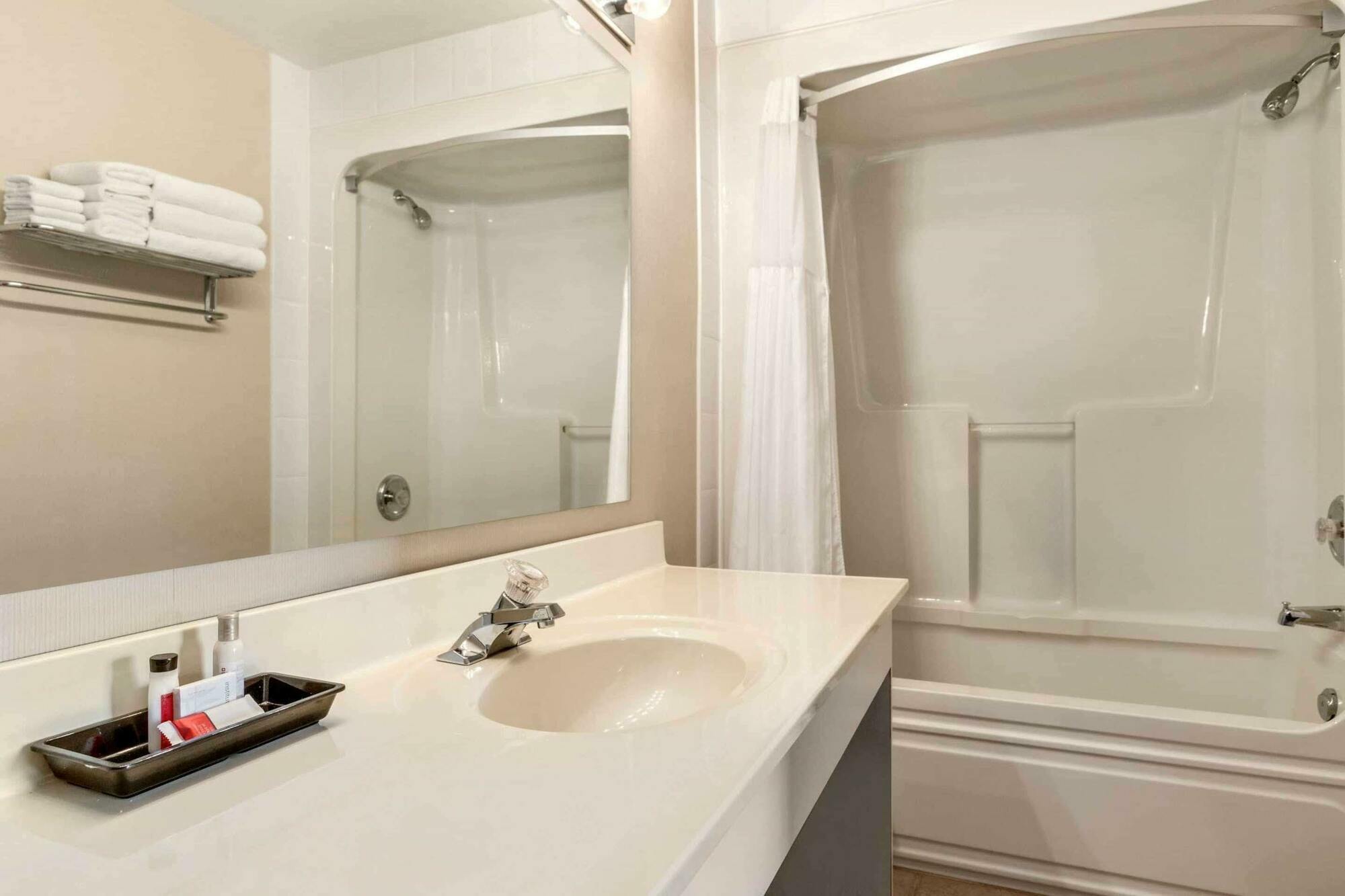 Travelodge By Wyndham Lasalle 3*